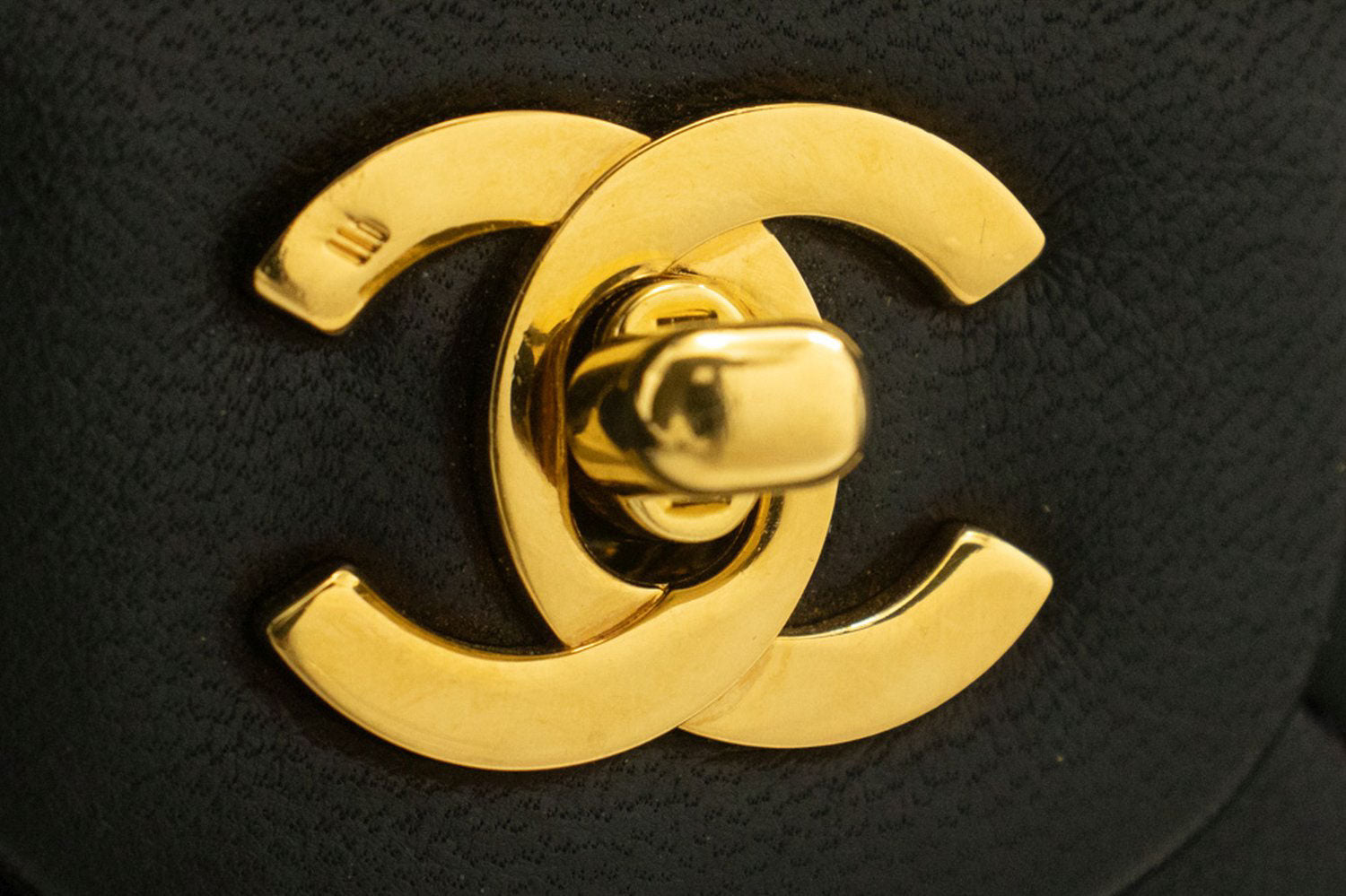 Sac à bandoulière carré CHANEL Classic Double Flap en agneau noir ad1 hannari-shop