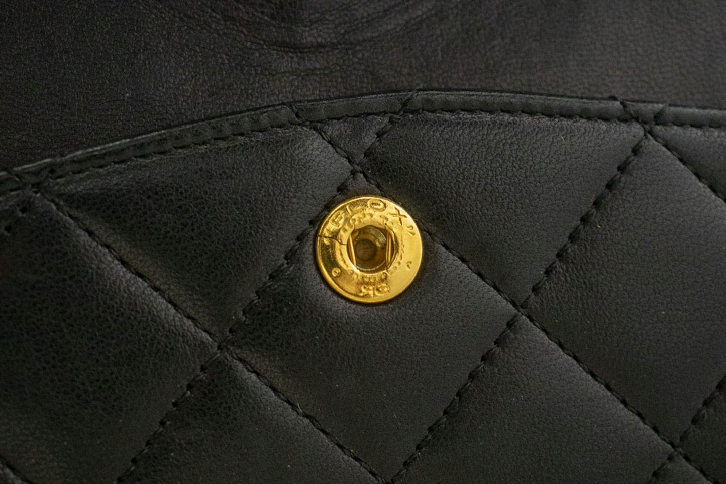 Sac à bandoulière carré CHANEL Classic Double Flap en agneau noir ad1 hannari-shop