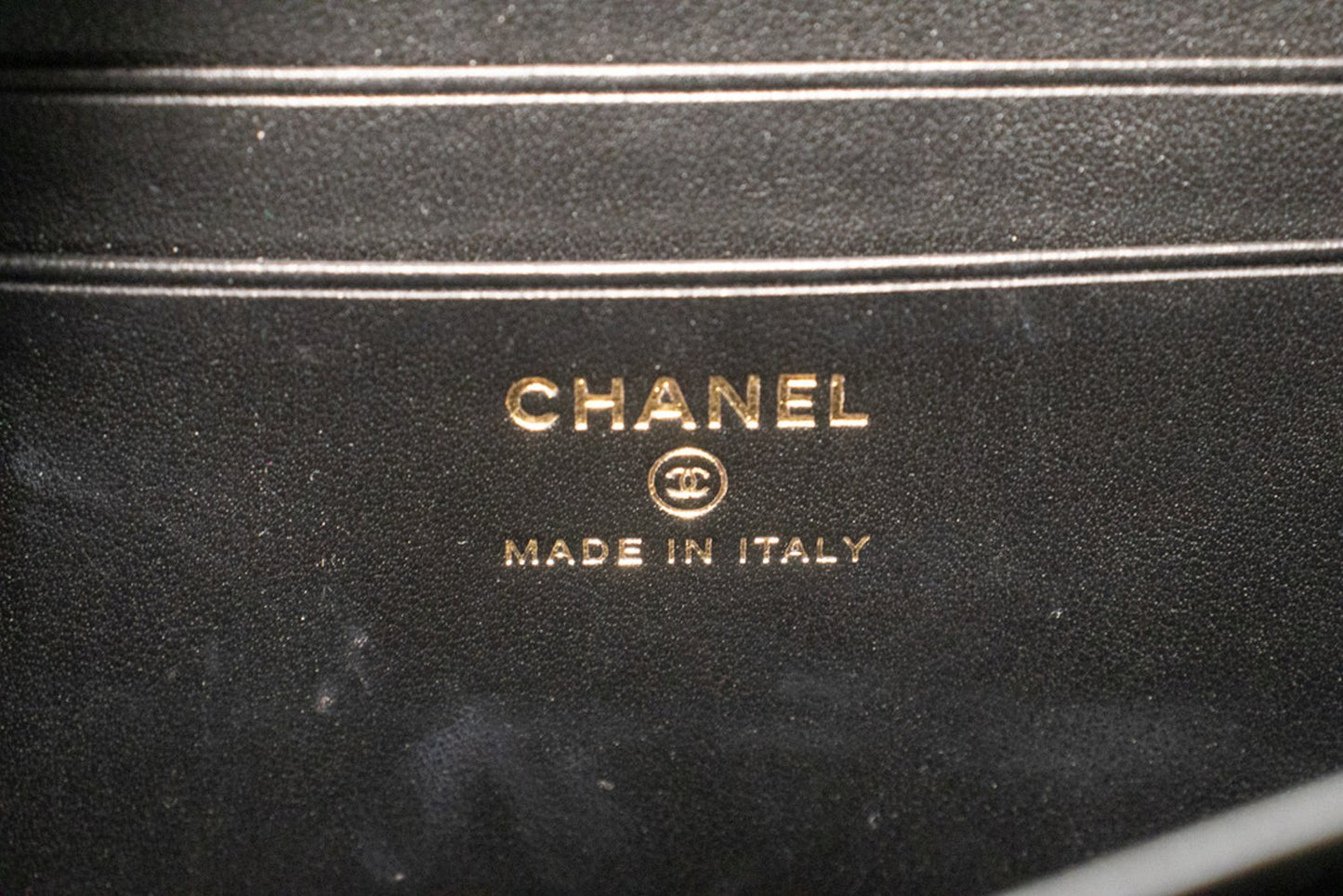 CHANEL Schoudertas van microkaviaarkorrelig kalfsleer met ketting, zwarte ritssluiting L82