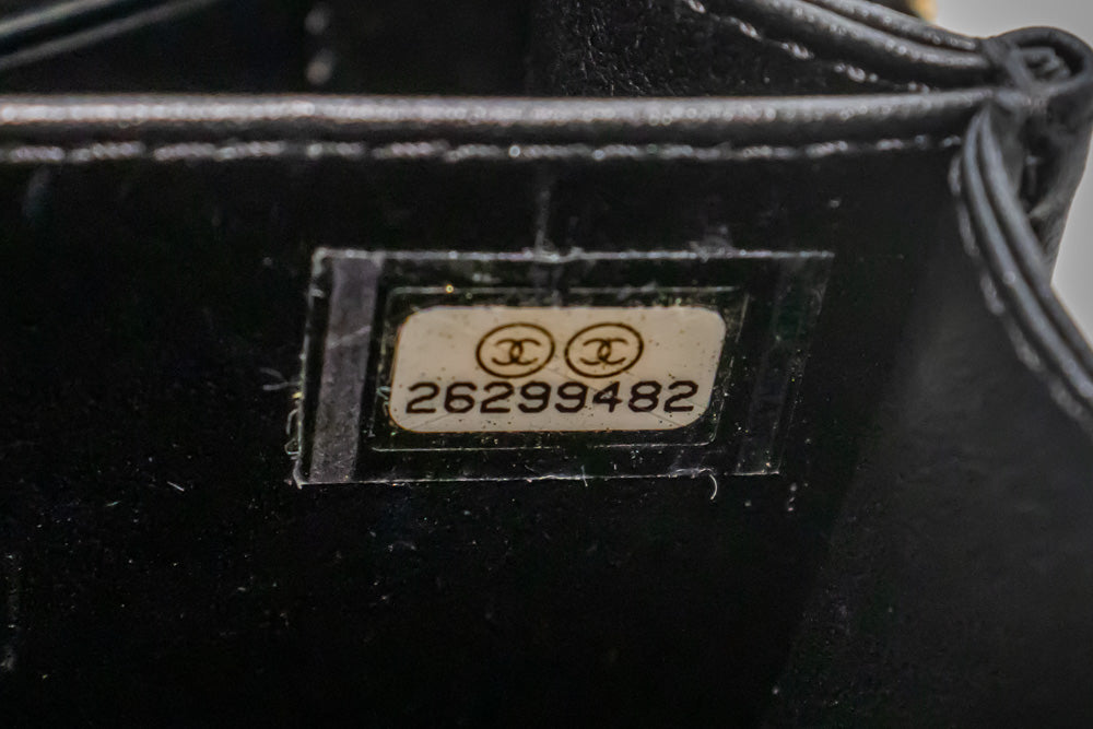 CHANEL Schoudertas van microkaviaarkorrelig kalfsleer met ketting, zwarte ritssluiting L82