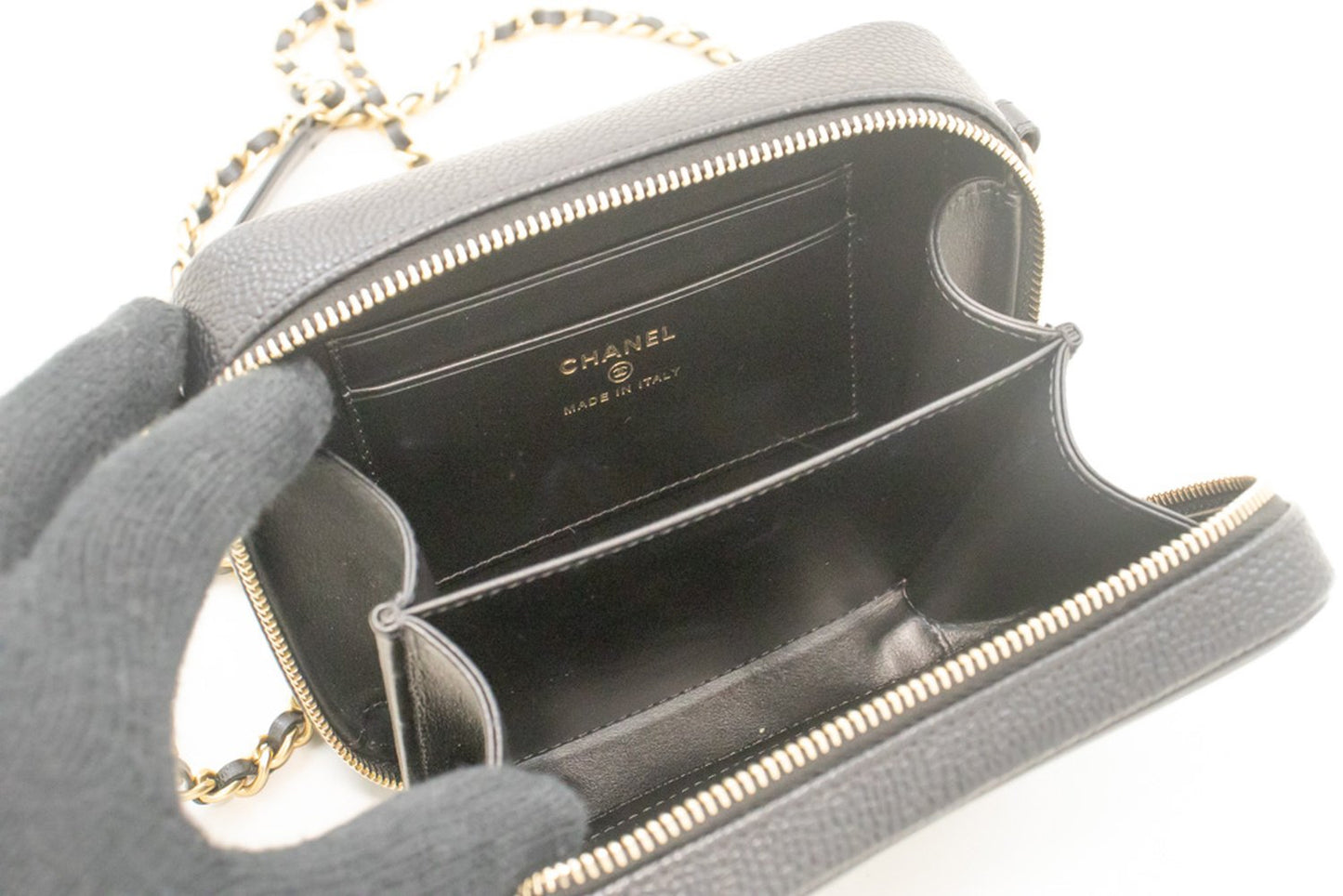 CHANEL Schoudertas van microkaviaarkorrelig kalfsleer met ketting, zwarte ritssluiting L82