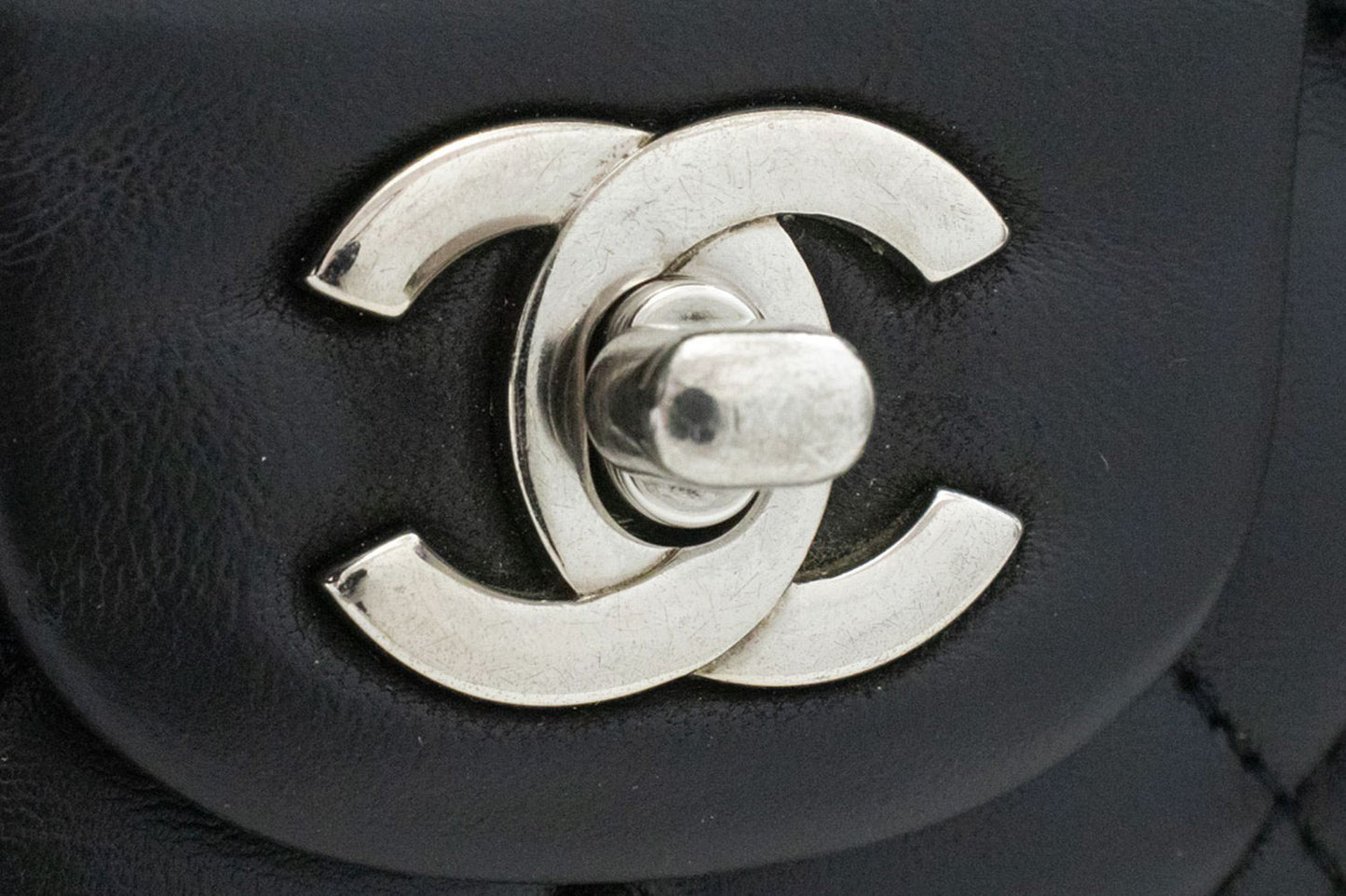 CHANEL Classic Double Flap 10" Schultertasche mit silberner Kette Schwarz ai1 hannari-shop