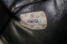 CHANEL Klassieke grote kettingschoudertas met klep, zwart lamsleer L95