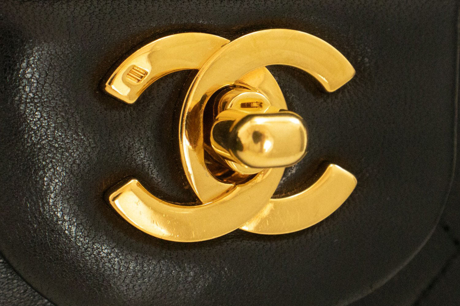 Sac à bandoulière CHANEL Classic Double Flap 10" en agneau noir avec chaîne ah7 hannari-shop