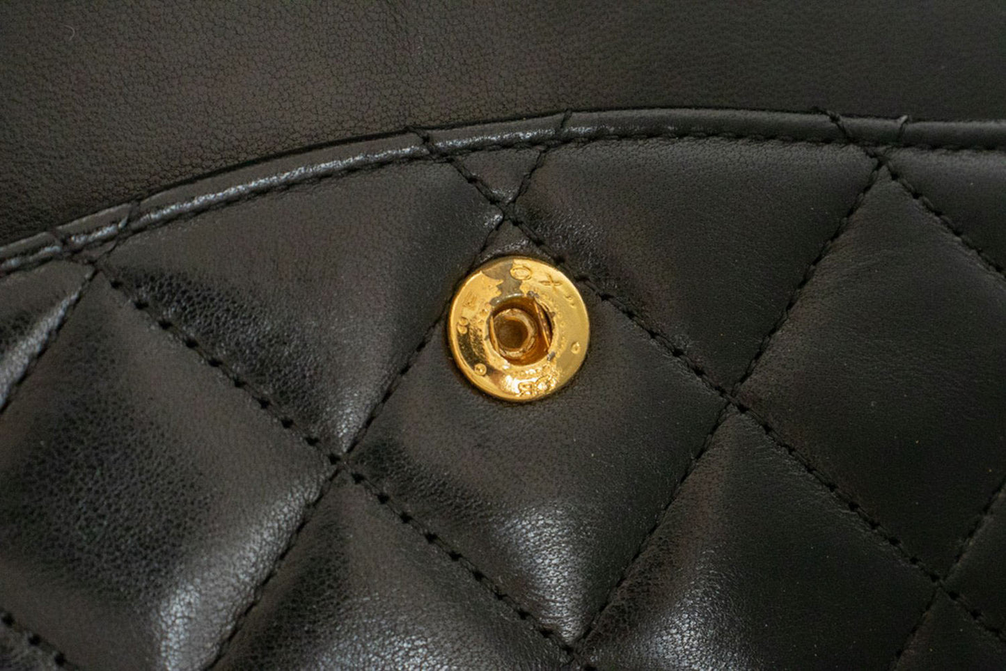 Sac à bandoulière CHANEL Classic Double Flap 10" en agneau noir avec chaîne ah7 hannari-shop