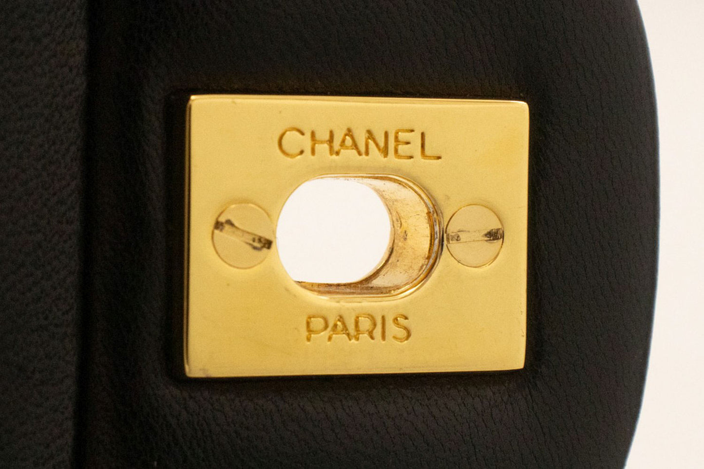 CHANEL Classic Double Flap 9" skuldertaske med kæde i sort lammeskind aj7 hannari-shop