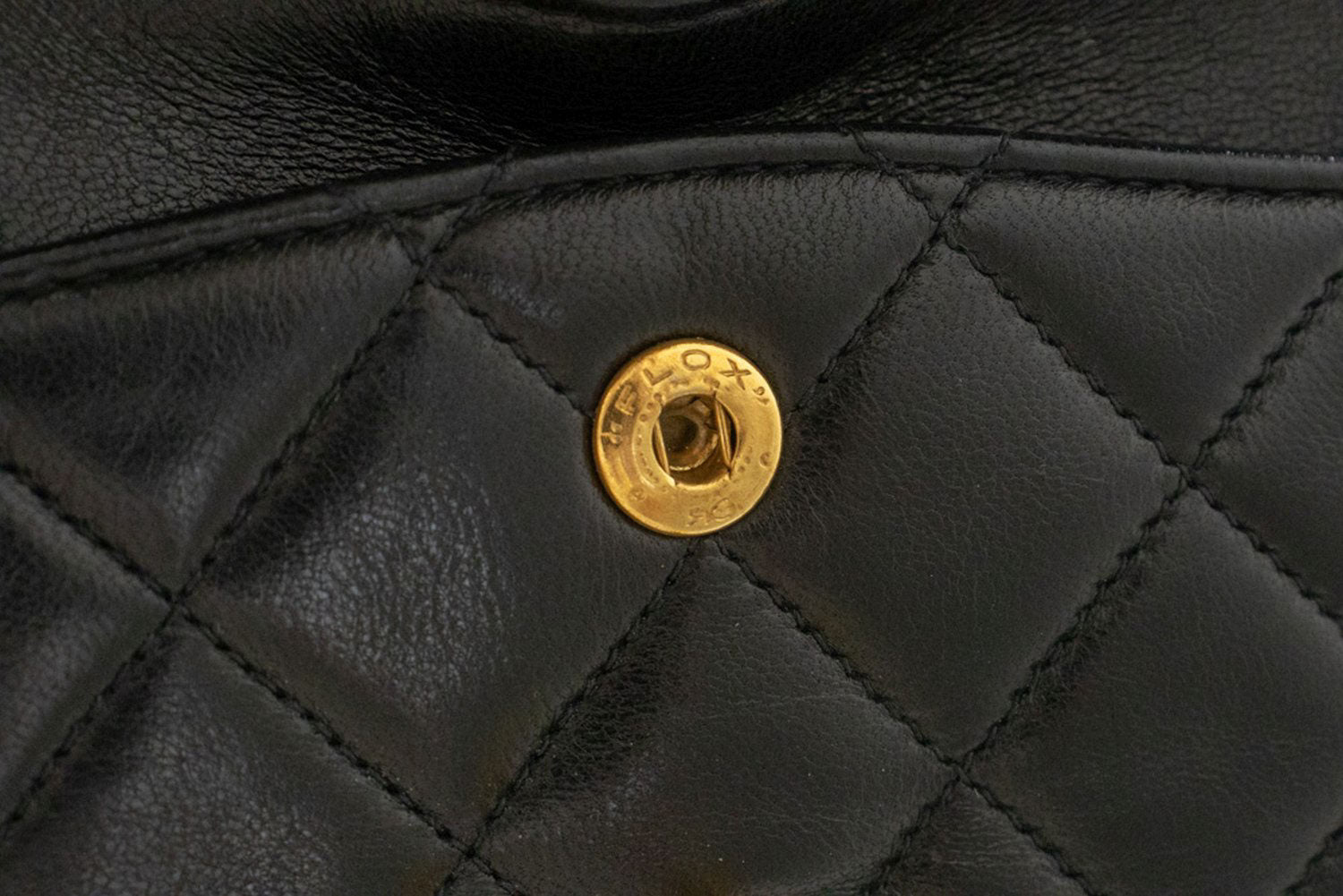 CHANEL Classic Double Flap 9" skuldertaske med kæde i sort lammeskind aj7 hannari-shop