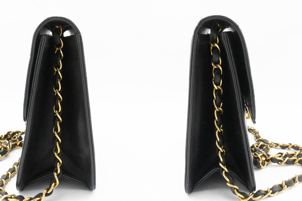 CHANEL Petit sac à bandoulière à chaîne pochette noir matelassé à rabat en agneau ao7 — vue de côté hannari-shop