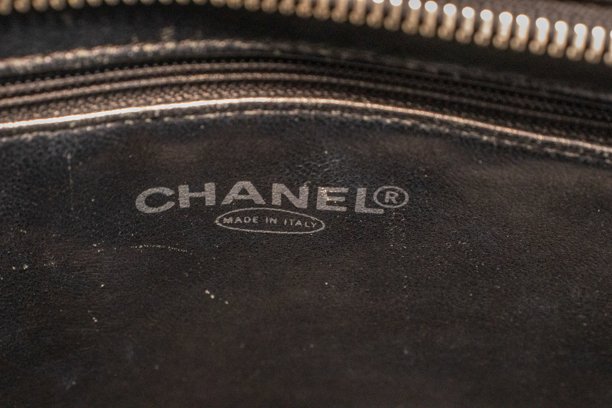 CHANEL 실버 메달리온 그레인 송아지 가죽 숄더 백 ap3 — 내부 CHANEL 로고 hannari-shop