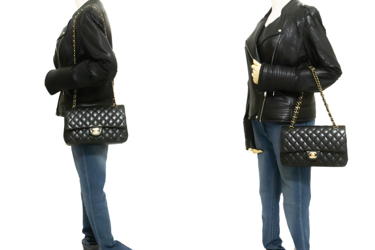 CHANEL Classic Double Flap 10" Chain Shoulder Bag Black Lambskin aq1 — porté sur mannequin hannari-shop