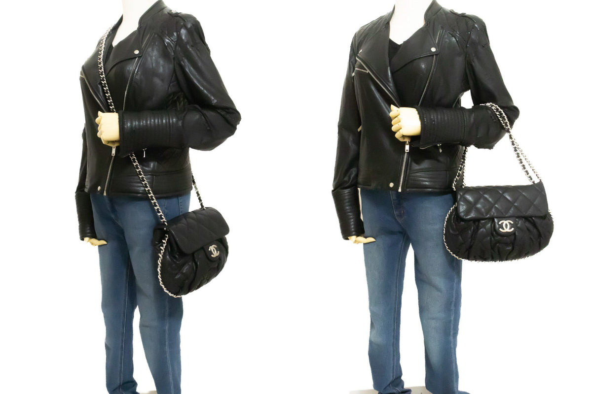 CHANEL Chain Around Shoulder Bag Crossbody Black Calfskin Leather ap9 — 마네킹 착용 모습 hannari-shop