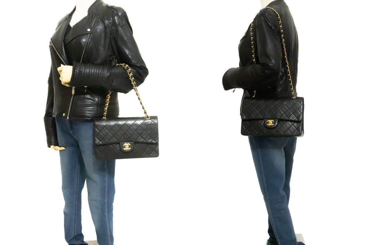CHANEL Classic Double Flap 10" Chain Shoulder Bag Black Lambskin ao6 — porté sur mannequin hannari-shop