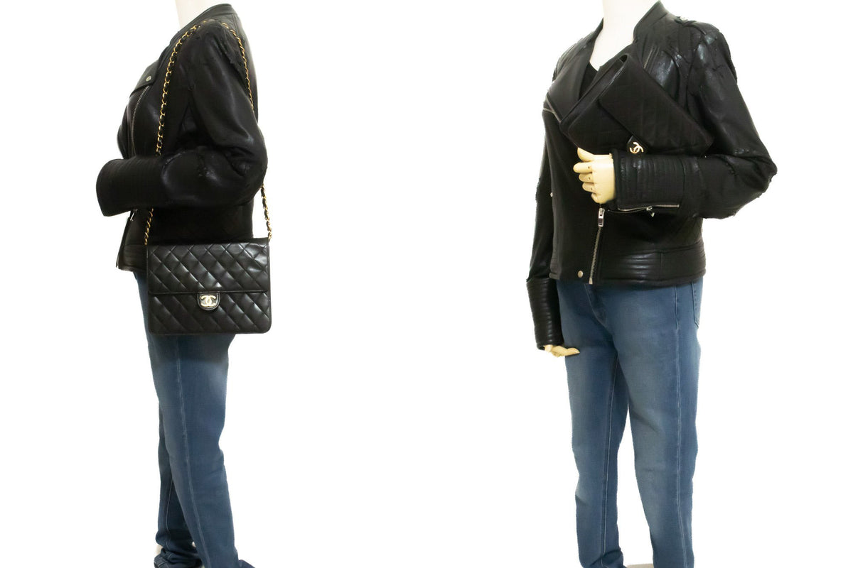 CHANEL Petit sac à bandoulière à chaîne pochette noir matelassé à rabat en agneau ao7 — porté sur mannequin hannari-shop