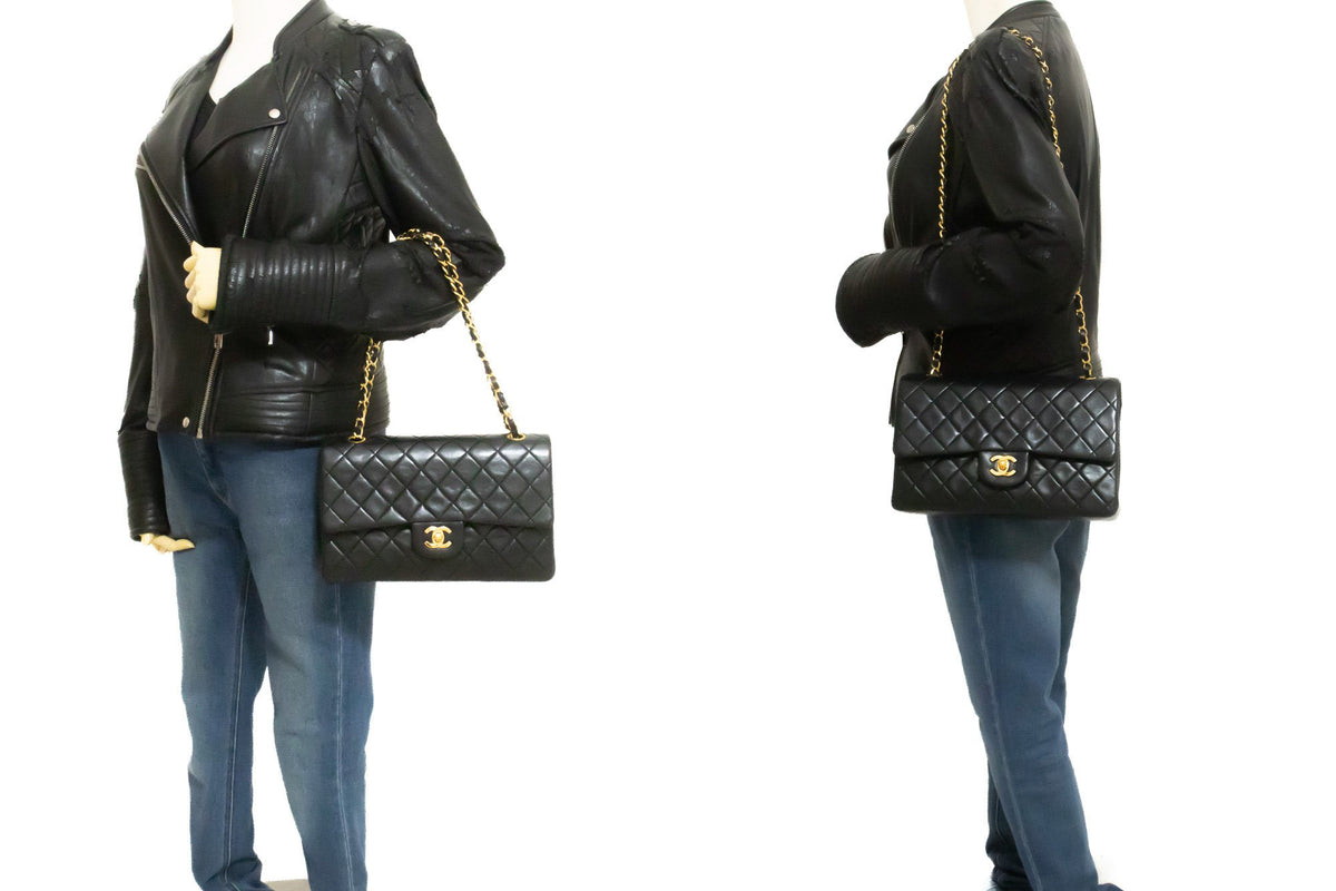 CHANEL Classic Double Flap 10" Chain Shoulder Bag Black Lambskin ap6 — porté sur mannequin hannari-shop