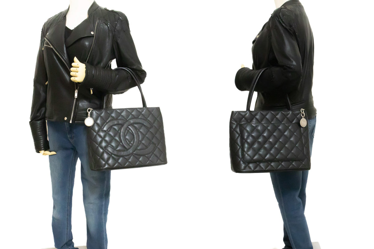 CHANEL 실버 메달리온 그레인 송아지 가죽 숄더 백 ap3 — 마네킹 착용 hannari-shop