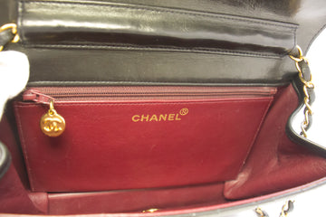 Pochette Chanel avec chaîne en agneau matelassé noir